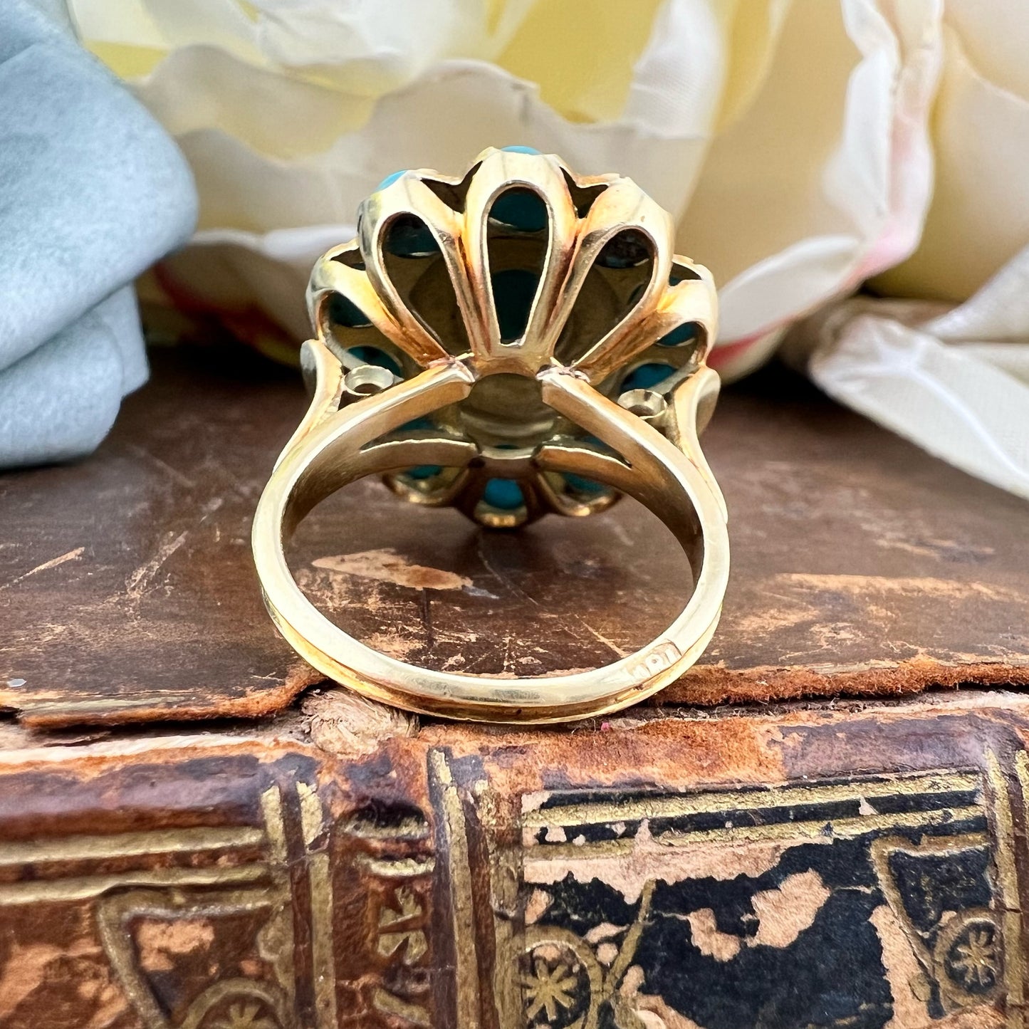 Grande anello a grappolo “Cluster” vittoriano con turchesi cabochon e diamanti “a notte”