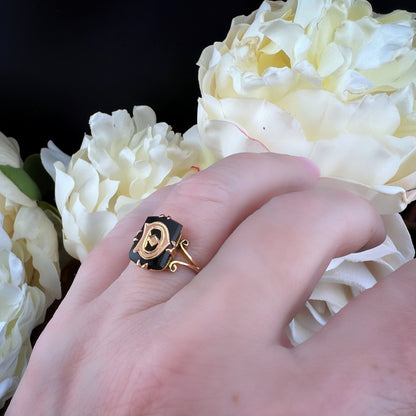 Anello eduardiano in oro e onice con lettera D