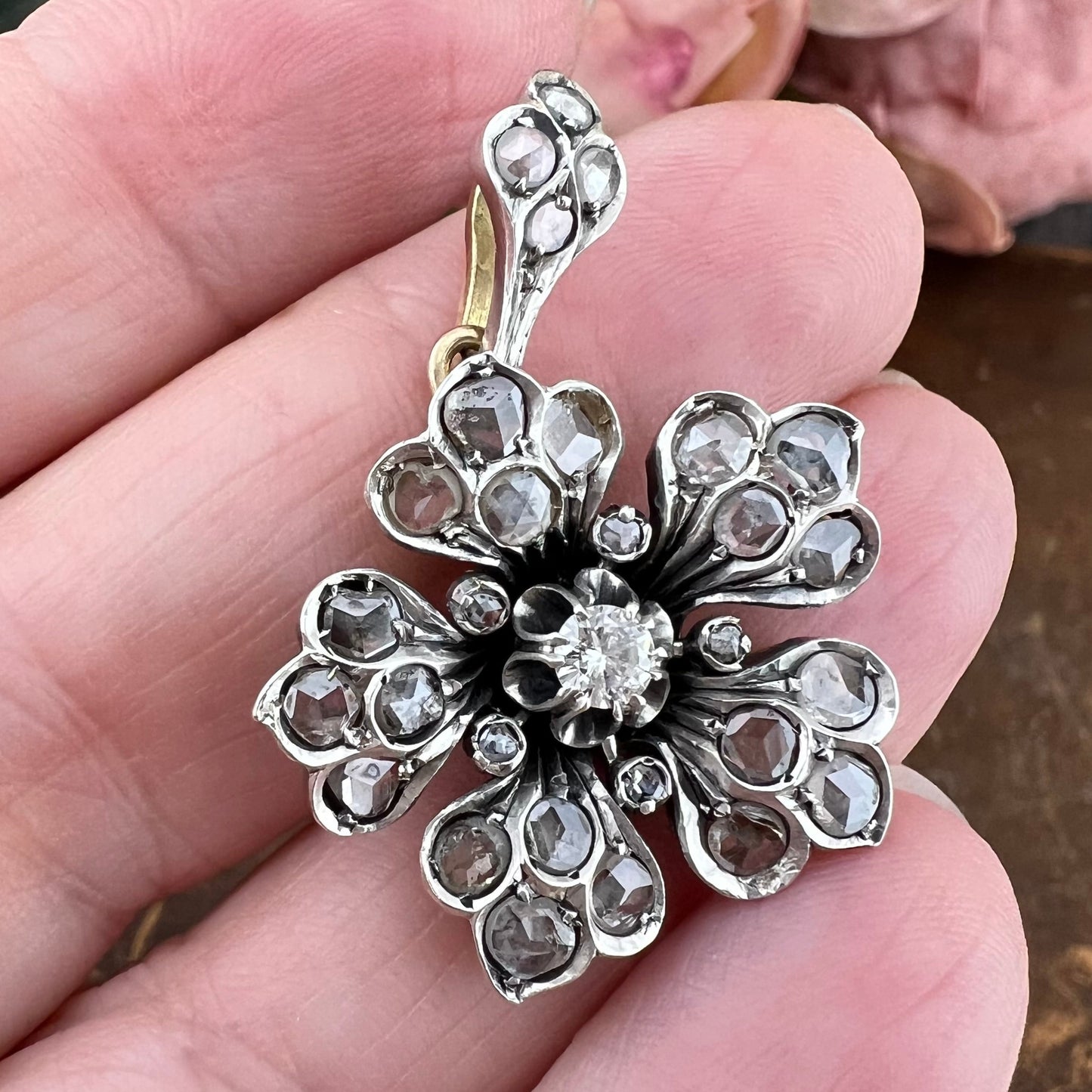 Pendente vintage a fiore in oro 18k con diamanti taglio rosa e brillante