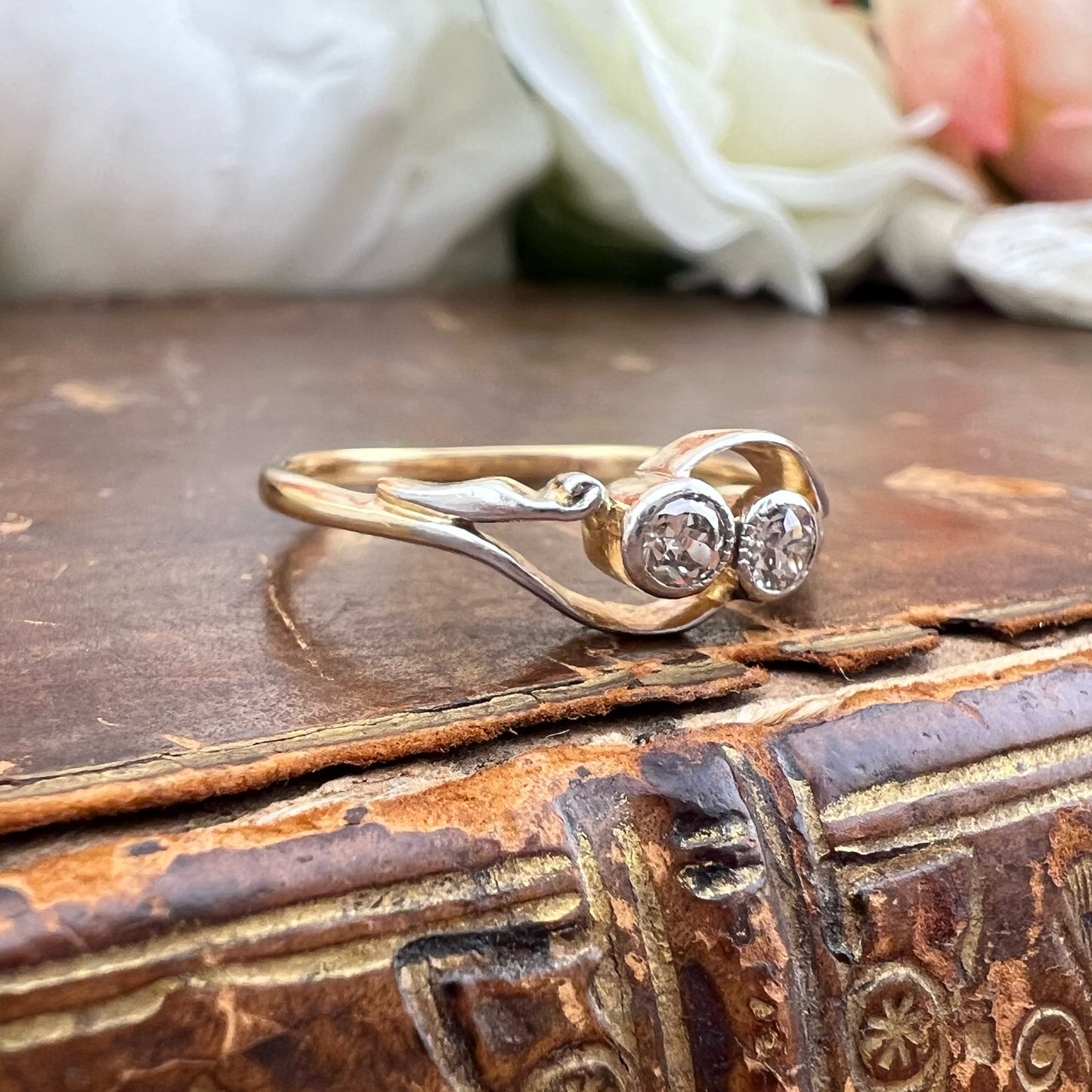 Anello antico in oro 18 e due diamanti – italia primi anni del Novecento