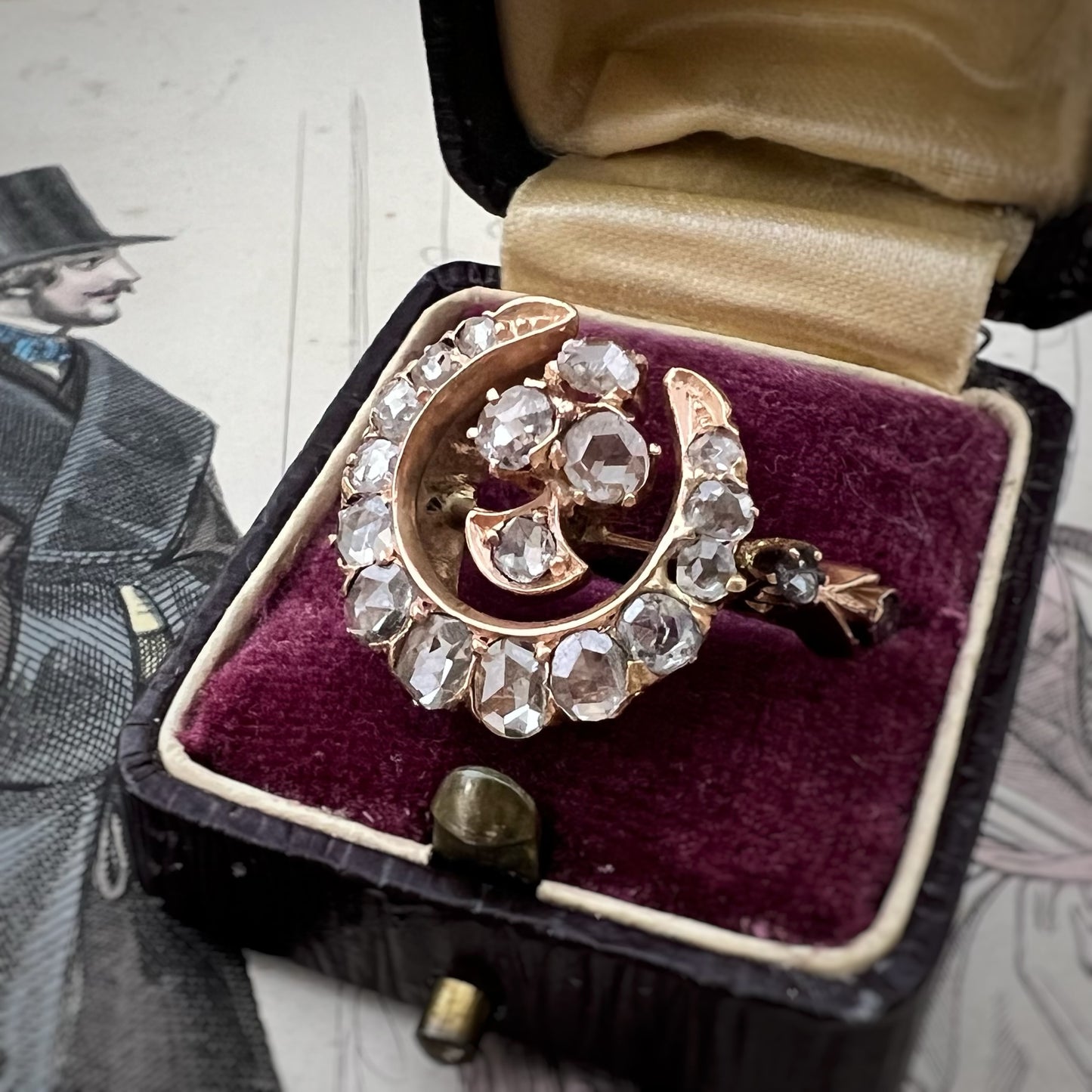 Anello antico in oro 18 kt con luna crescente e trifoglio di diamanti a taglio rosa – eleganza vintage e buon augurio