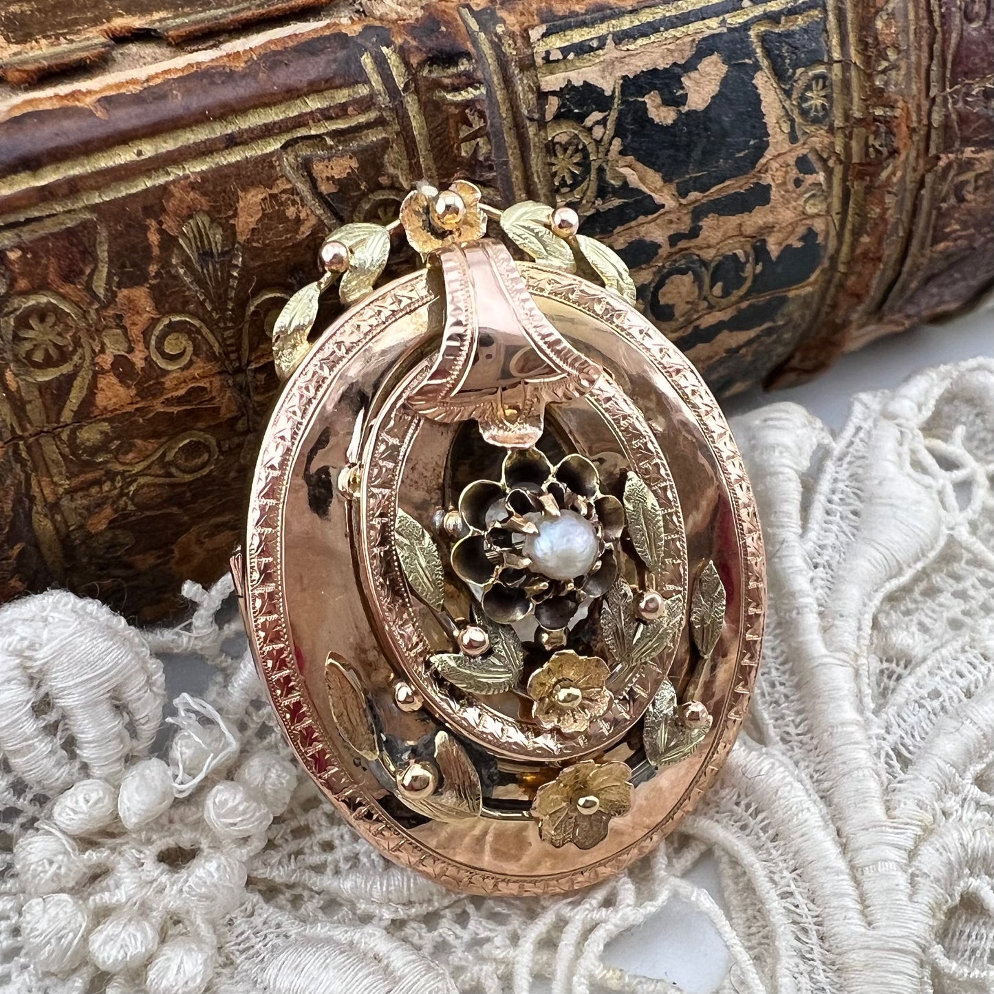 Pendente/spilla borbonico in oro giallo e rosa 18k con perlina centrale – Italia preunitaria, metà XIX secolo