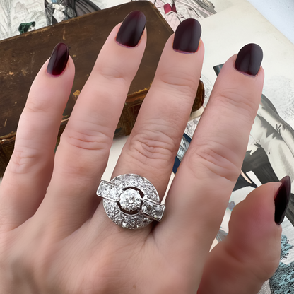 Anello a cupola Art Déco in platino con oltre 4 carati di diamanti – 1920-1940