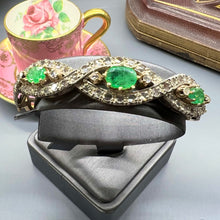 Carica l&#39;immagine nel visualizzatore di Gallery, Bracciale a manetta in oro, smeraldi e diamanti a rosa.
