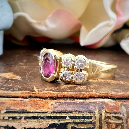 Anello in oro giallo 18 kt con rubino e diamanti