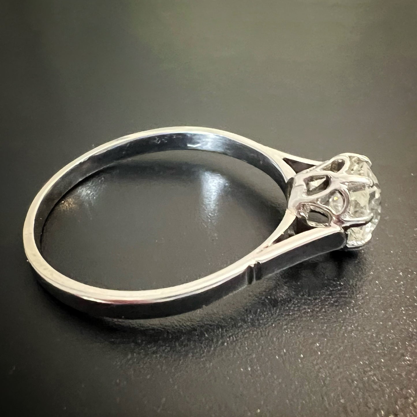 Anello solitario vintage in oro bianco 18k e diamante Old Mine 0.82 ct – Italia, anni 1930–40