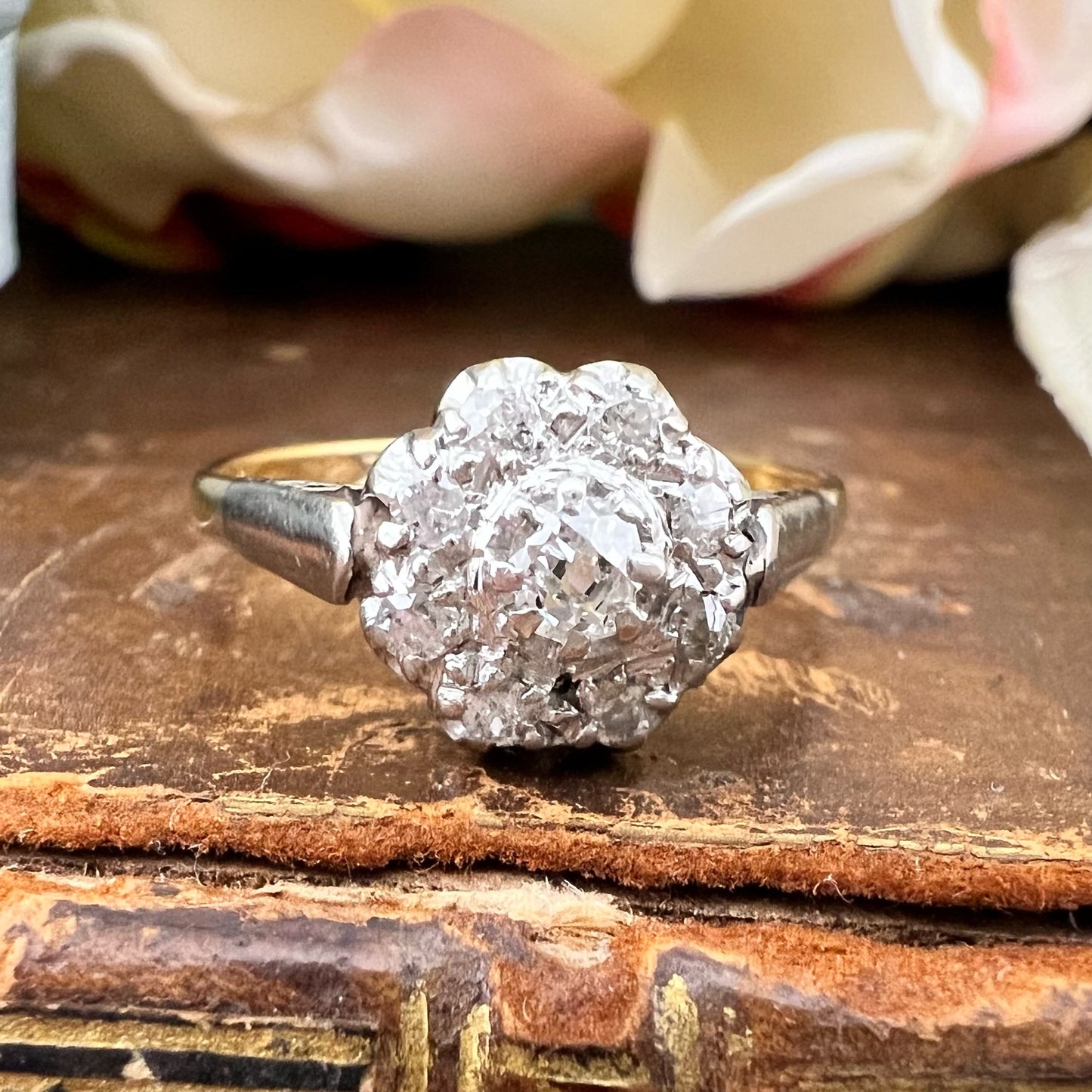 Anello antico “margherita” con diamanti old mine cut oro 18k e platino (anni 1920)