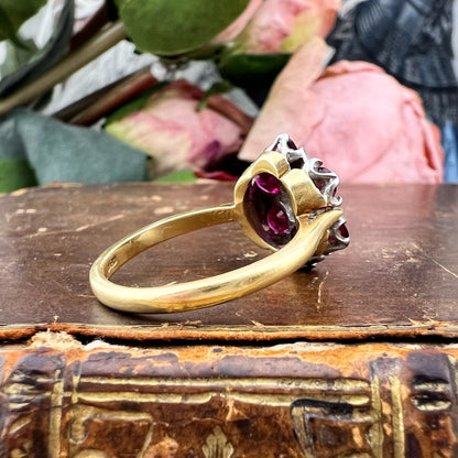 Anello Margherita in oro 18 kt, platino, diamante taglio Vecchia Europa e rubini naturali – Londra 1964