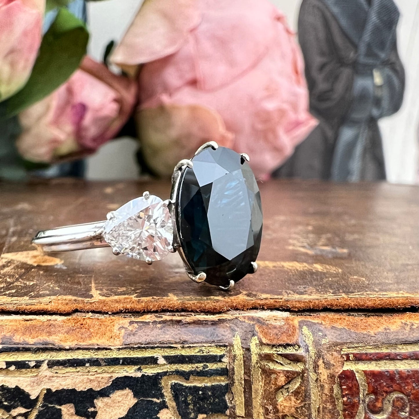 Importante anello trilogy in oro bianco 18 kt con zaffiro naturale da 6 ct e diamanti a goccia da 1,80 ct. complessivi