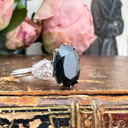 Importante anello trilogy in oro bianco 18 kt con zaffiro naturale da 6 ct e diamanti a goccia da 1,80 ct. complessivi