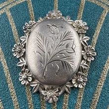 Carica l&#39;immagine nel visualizzatore di Gallery, Grande locket vintage in argento inciso a mano
