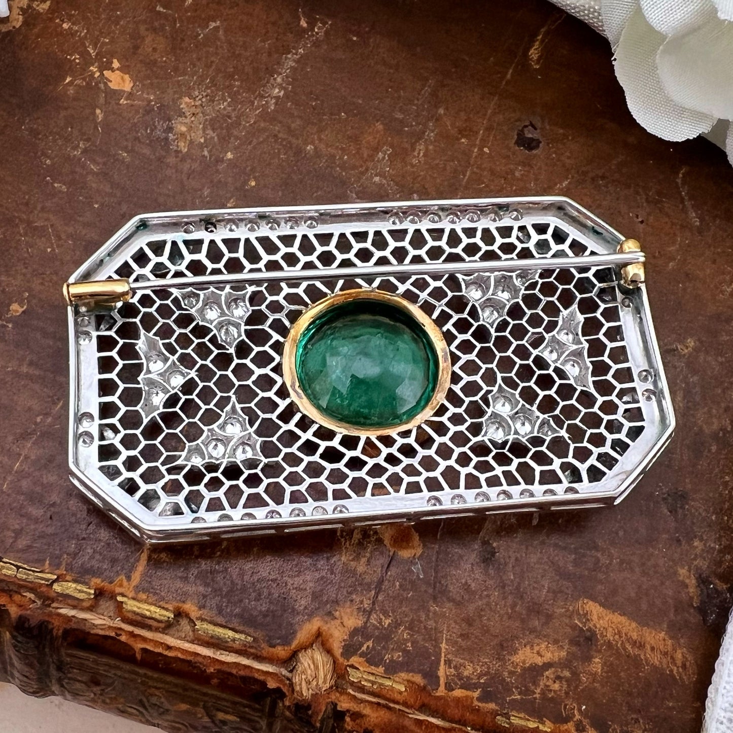 Rara e importante spilla Art Déco con smeraldo colombiano da 7 carati