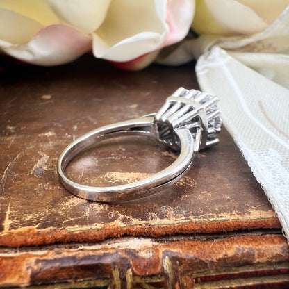 Anello a margherita quadrata struttura architettonica in oro bianco 18k e diamanti
