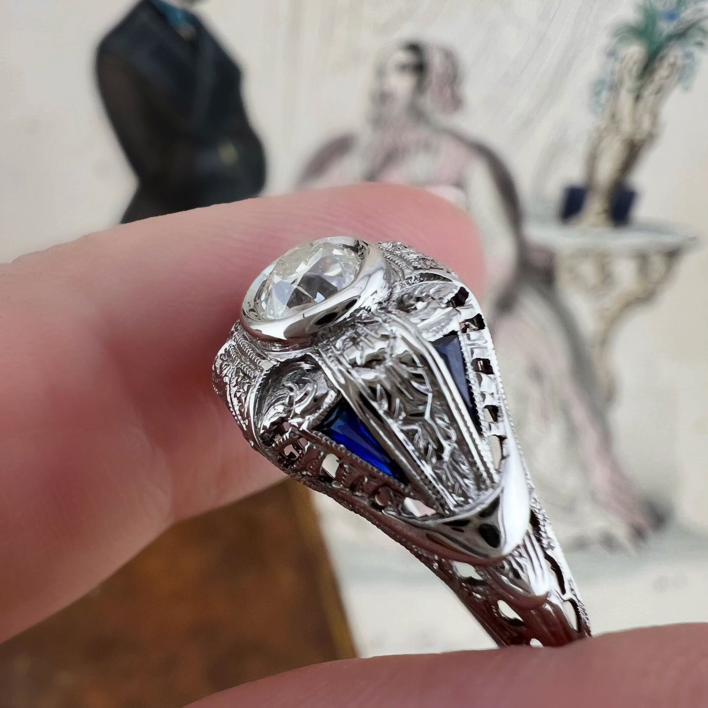 Anello Art Déco in platino con diamante Old Mine e zaffiri naturali. Italia c. 1920-30