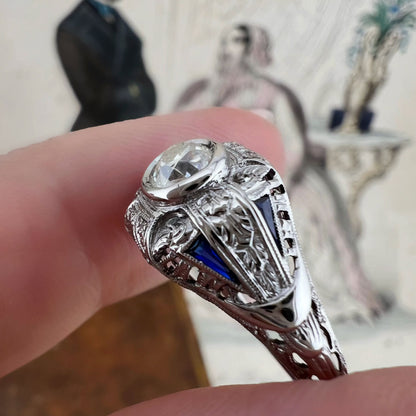 Anello Art Déco in platino con diamante Old Mine e zaffiri naturali. Italia c. 1920-30