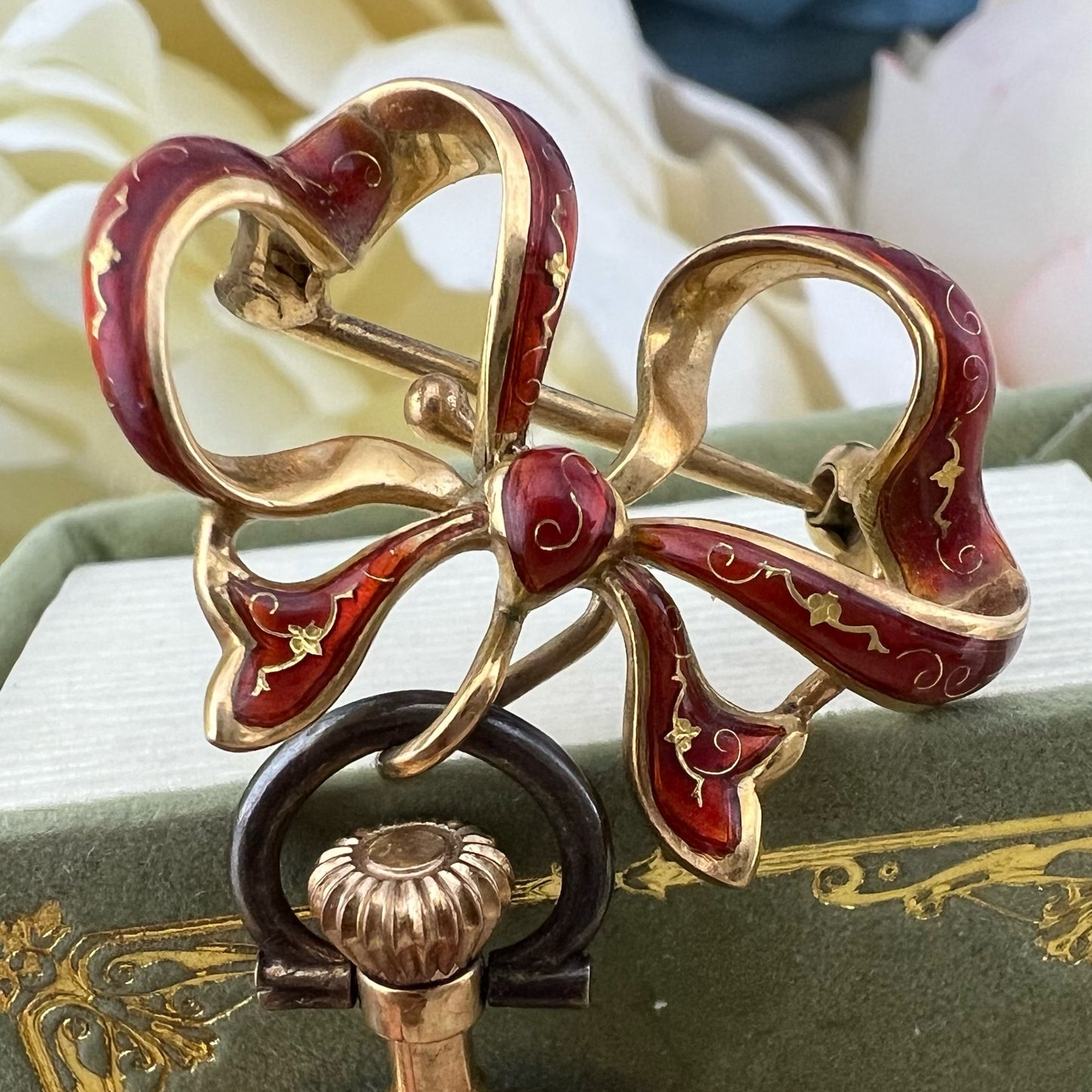 Orologino spilla (brooch watch) in oro 18 k e smalti. Italia 1950