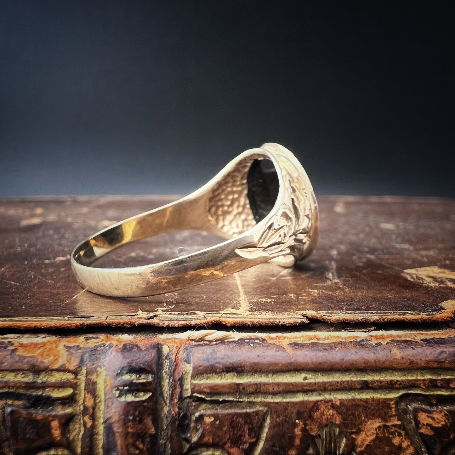 Anello inglese vintage in oro 9 ct. con cammeo su onice