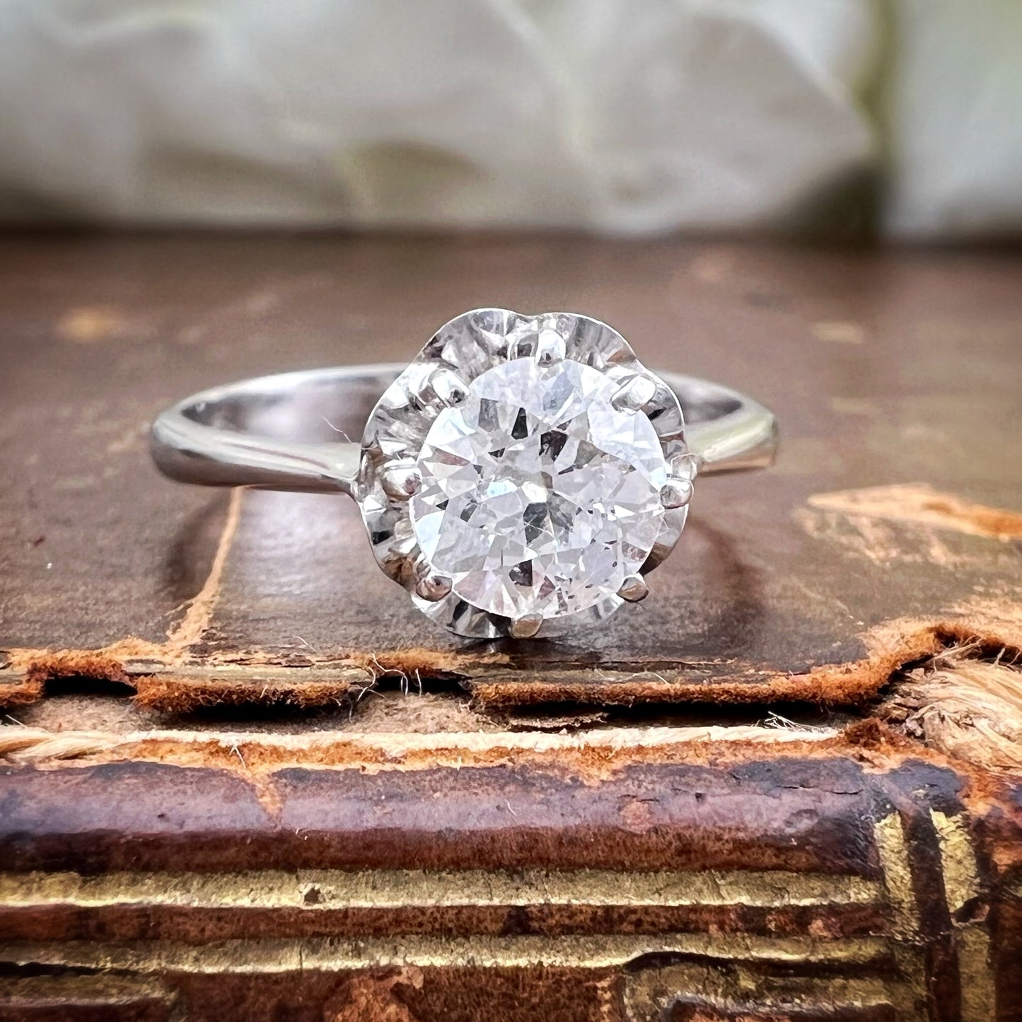 Solitario in oro bianco 18 ct con diamante Old Mine Cut da 0.60 ct