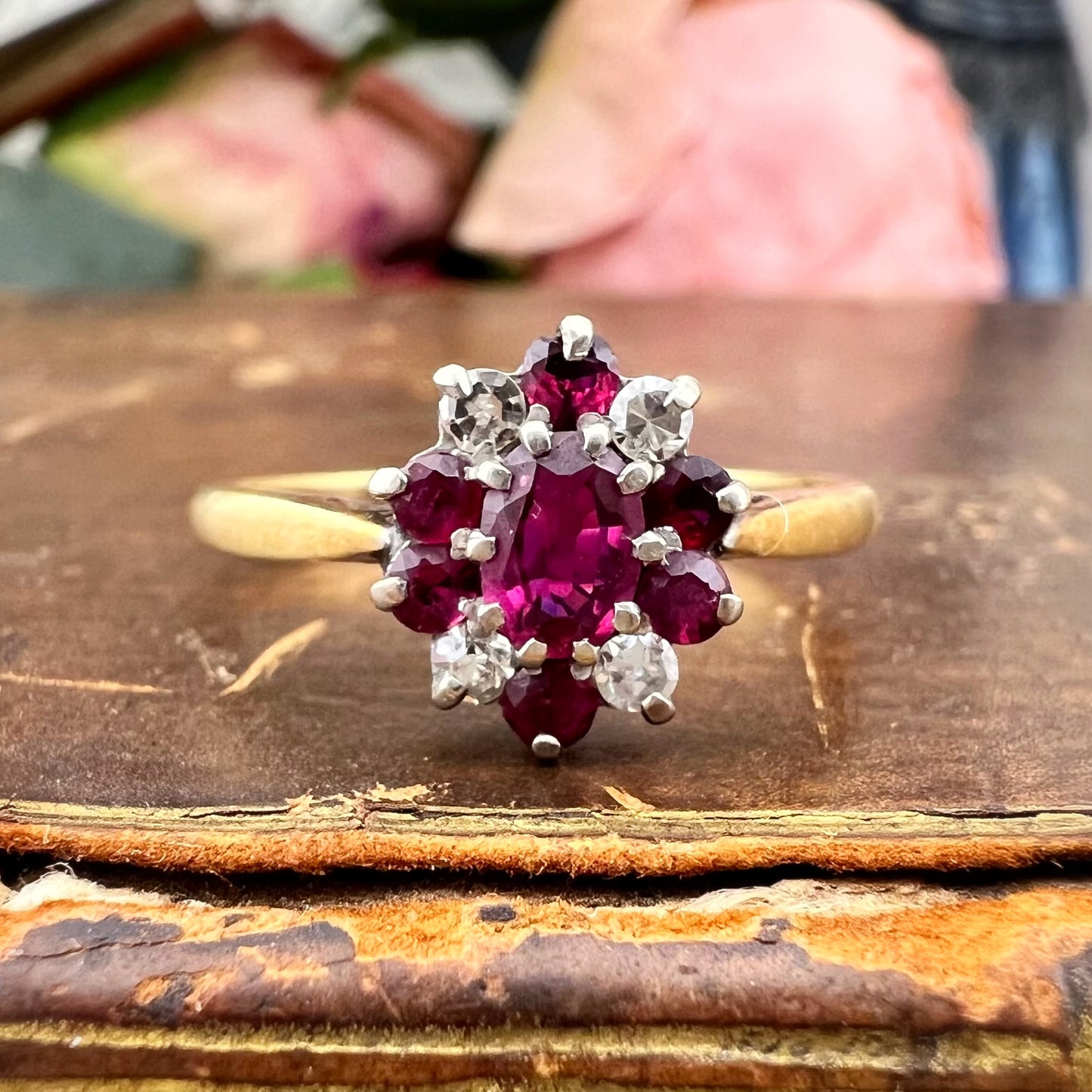 Anello margherita vintage in oro 18 kt con rubini e diamanti, anni ’60