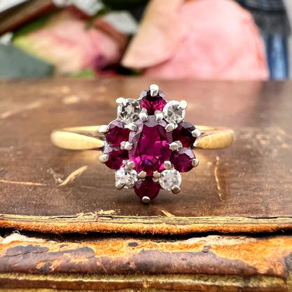Anello margherita vintage in oro 18 kt con rubini e diamanti, anni ’60