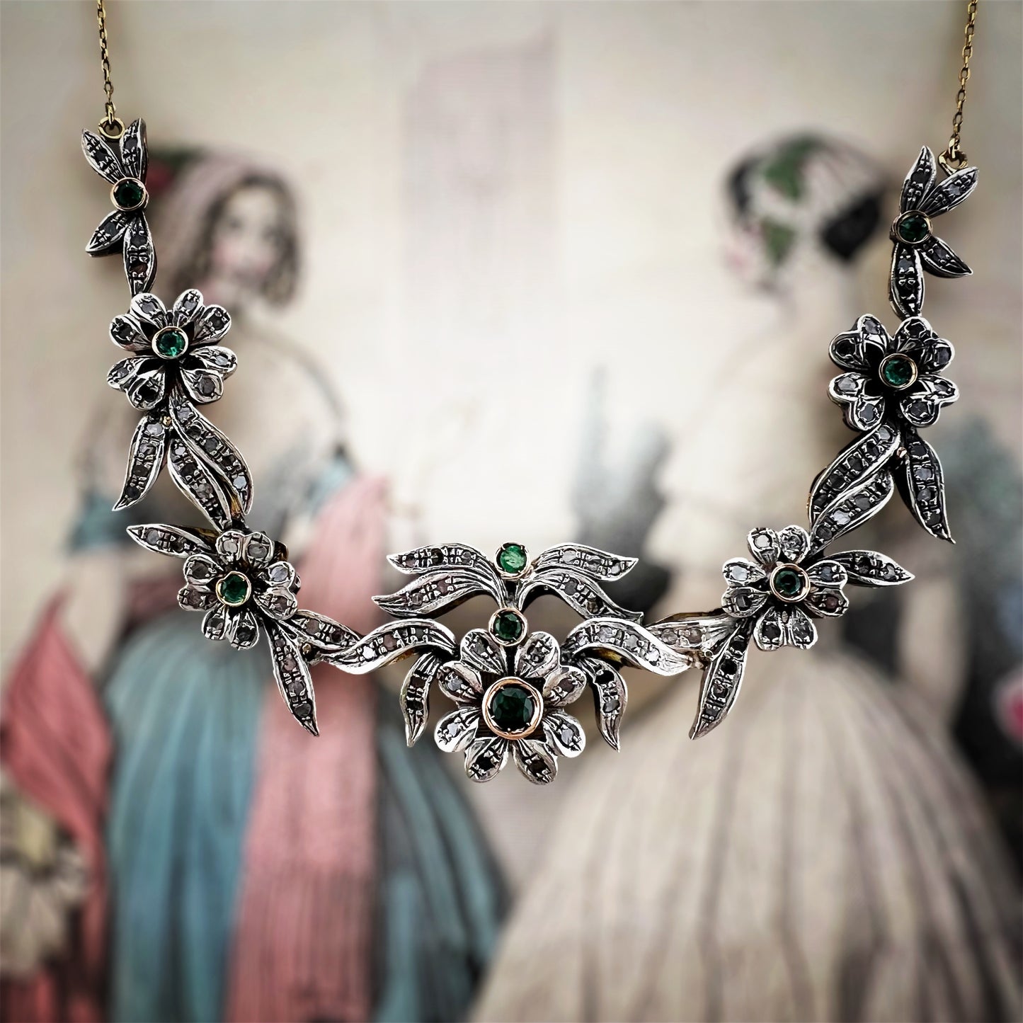 Antico collier in oro e argento con smeraldi e diamanti. Italia circa 1934-1940.