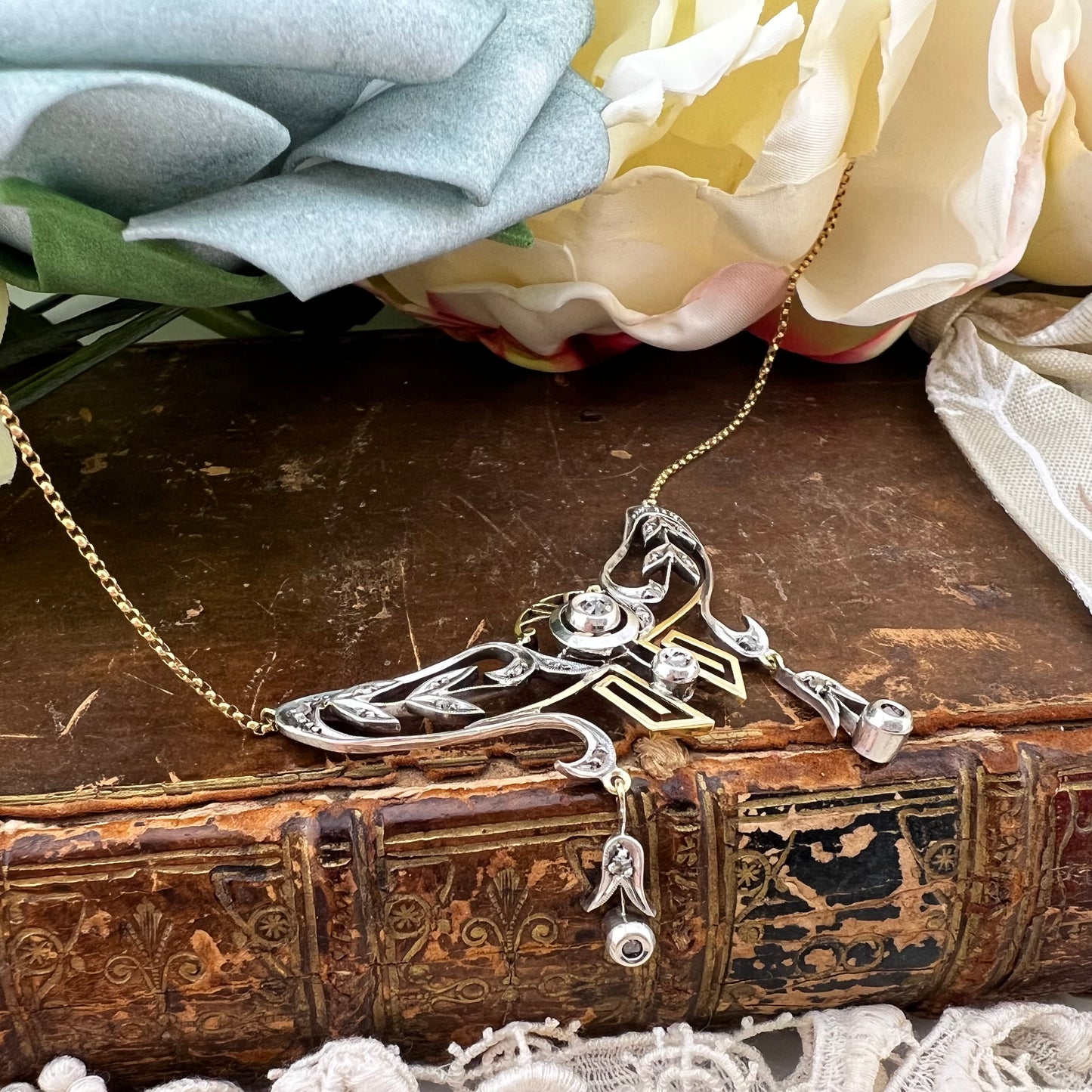 Collana Art Nouveau a négligé in oro 18k diamanti e argento con catena manin a 22k