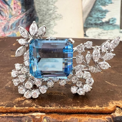 Spilla in platino con spettacolare acquamarina e diamanti da 10 ct e diamanti – Europa, anni ’50