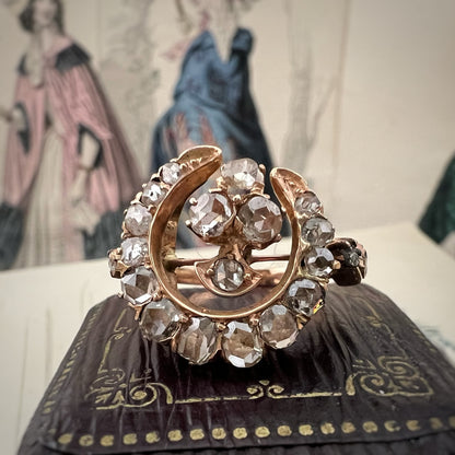 Anello antico in oro 18 kt con luna crescente e trifoglio di diamanti a taglio rosa – eleganza vintage e buon augurio