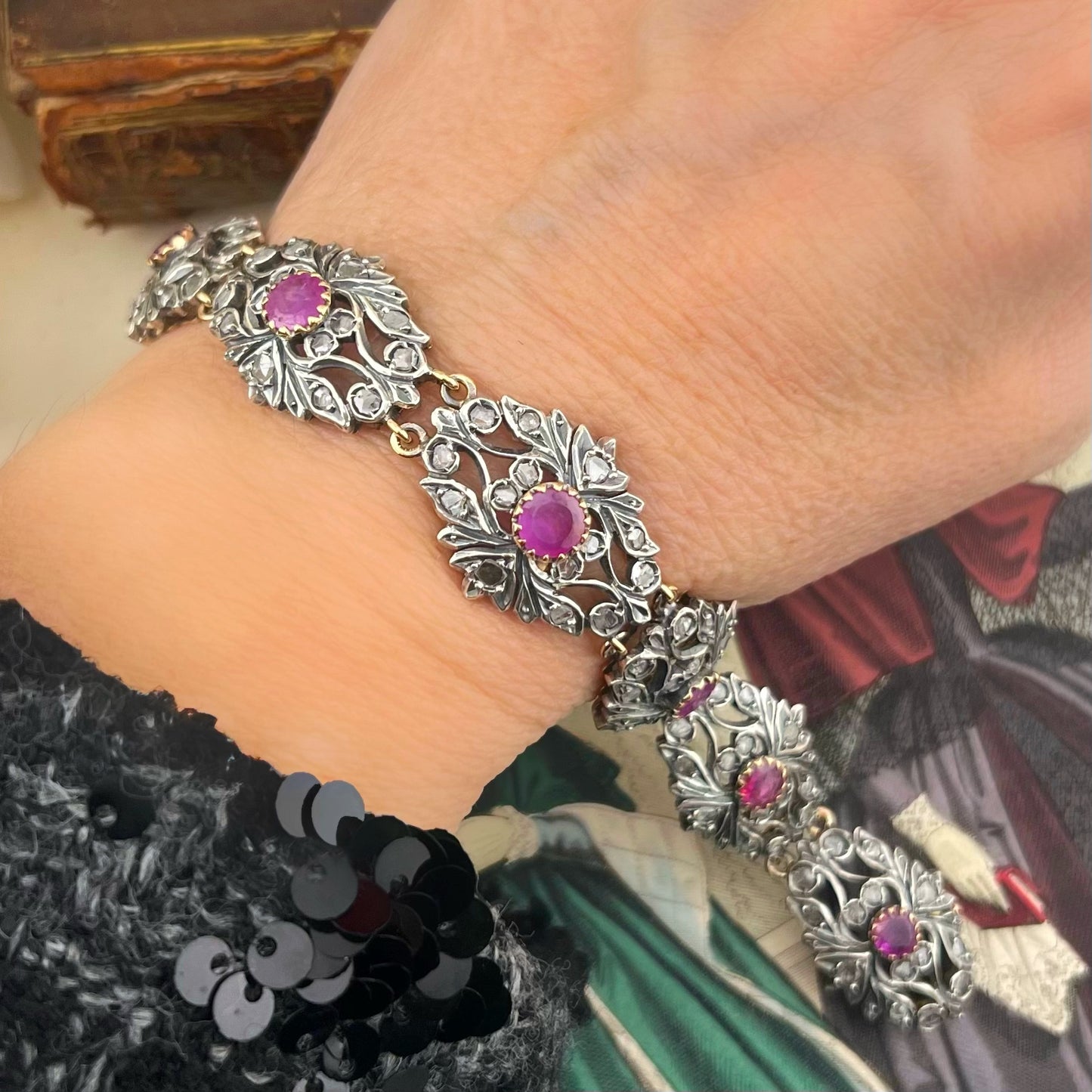 Bracciale con rubini e diamanti a rosetta in oro 18 ct e argento