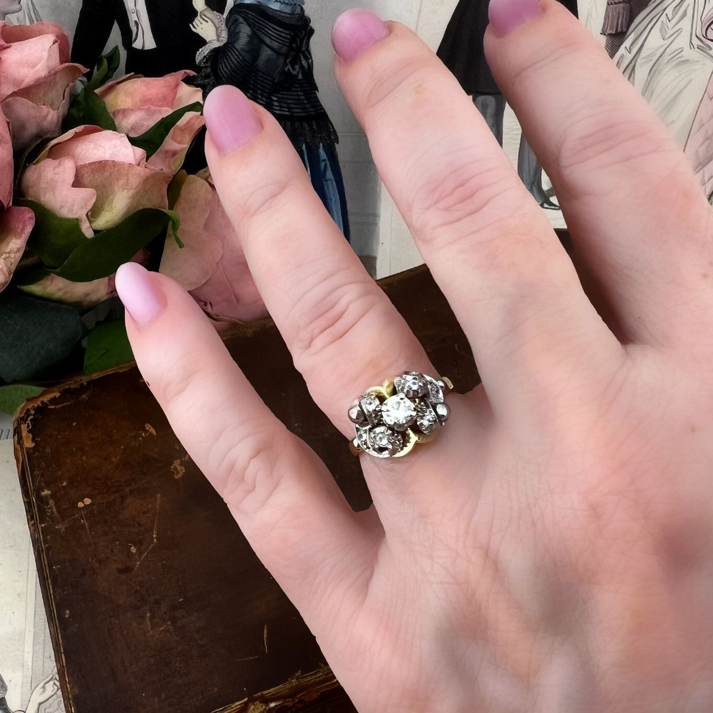 Anello in oro giallo e oro bianco 18 kt con diamanti, Italia, circa 1930
