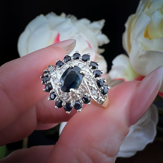 Anello oro bianco, zaffiri contrariè e diamanti.