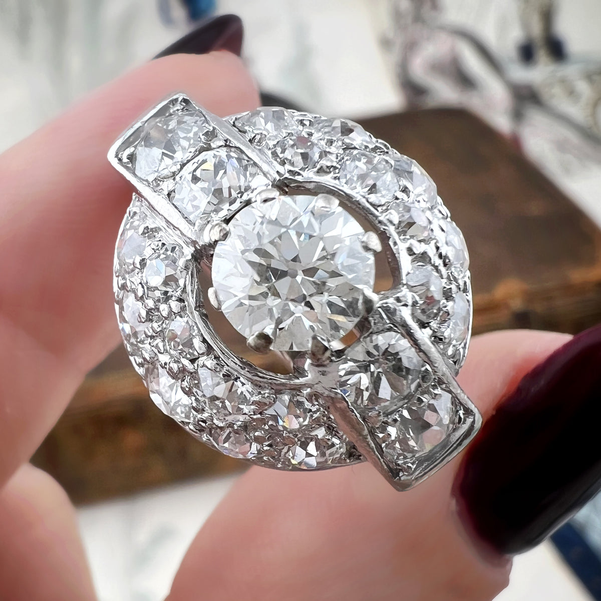 Anello a cupola Art Déco in platino con oltre 4 carati di diamanti – 1920-1940