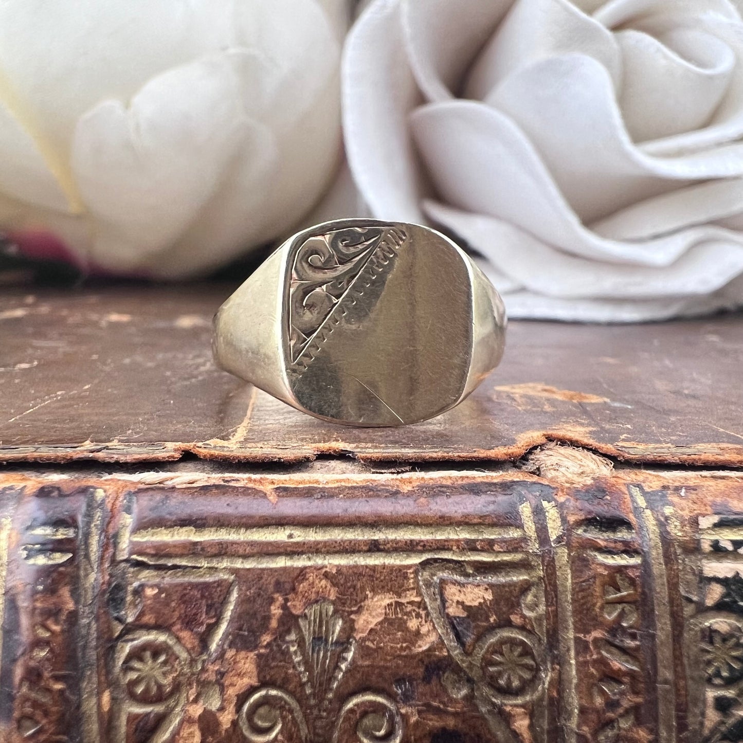 Chevalier in oro giallo 9 ct con incisione a mano – Birmingham, ca. 1970