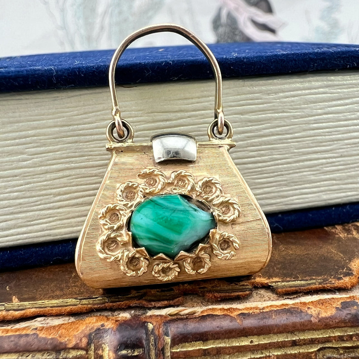 Pendente reversibile a borsetta in oro 18k con corniola e agata verde – Italia, anni ’60