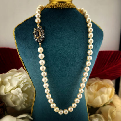 Collana perle akoya chiusura oro 18 e argento con zaffiro e diamanti. Italia c. 1940