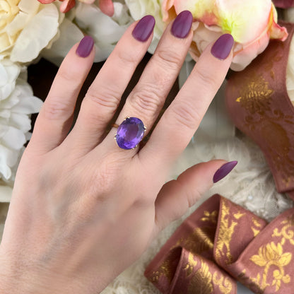 Anello cocktail in oro 9k con ametista taglio ovale ct 9.6, Inghilterra anni ‘60