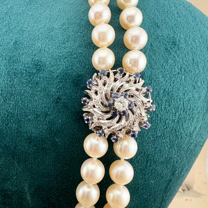 Collana girocollo a due fili di perle Akoya con chiusura in oro bianco 18 kt con diamanti e zaffiri