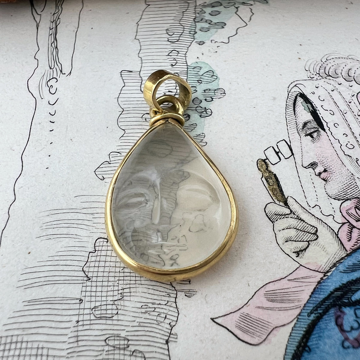 Pendente “volto della luna” in pietra di luna e oro 18 k– Europa, anni ’60