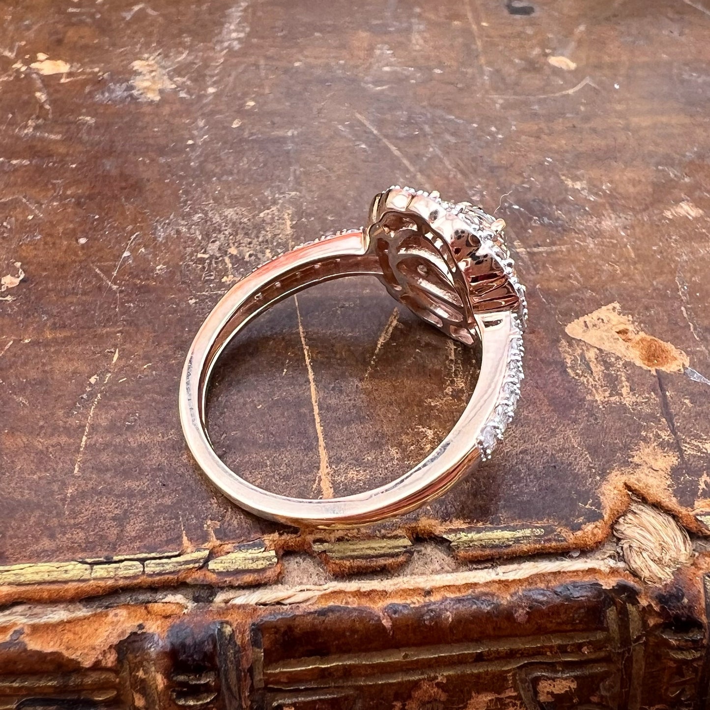 Anello vintage in oro 9k e diamanti bianchi e brown.