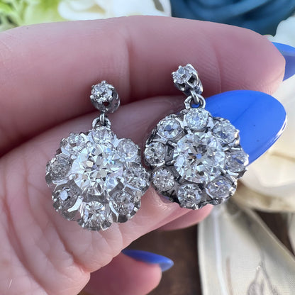 Coppia di orecchini in platino a margherita con diamanti old mine per 1.9 ct