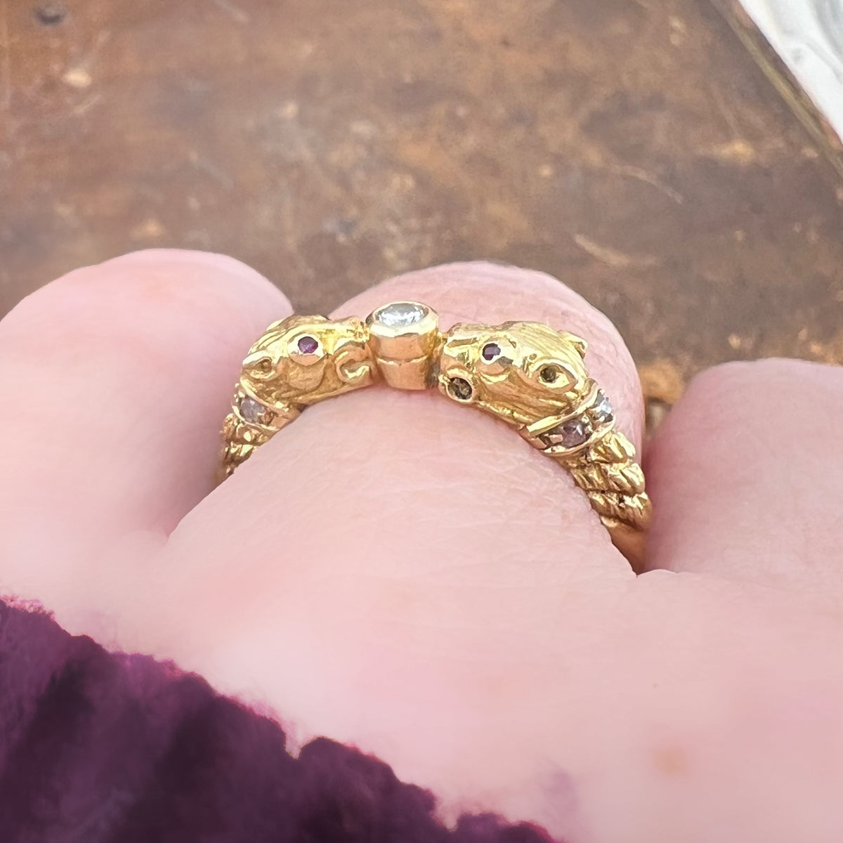 Anello anni ’30 con due felini, rubini e diamanti in oro 18K