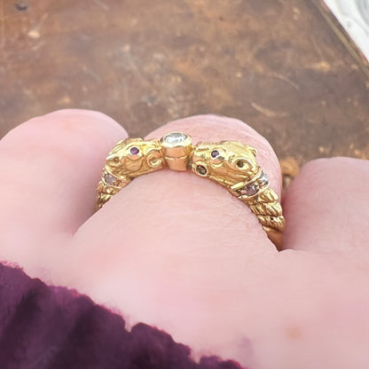 Anello anni ’30 con due felini, rubini e diamanti in oro 18K