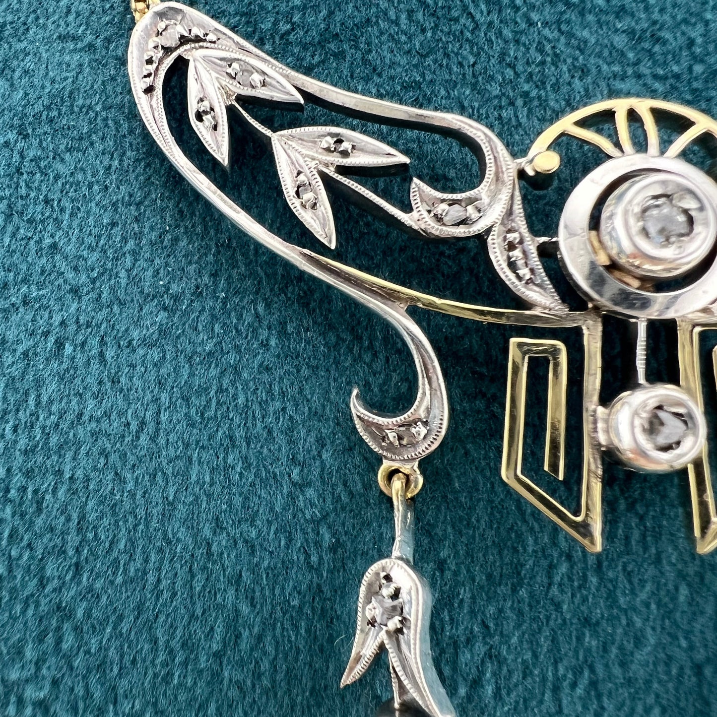 Collana Art Nouveau a négligé in oro 18k diamanti e argento con catena manin a 22k
