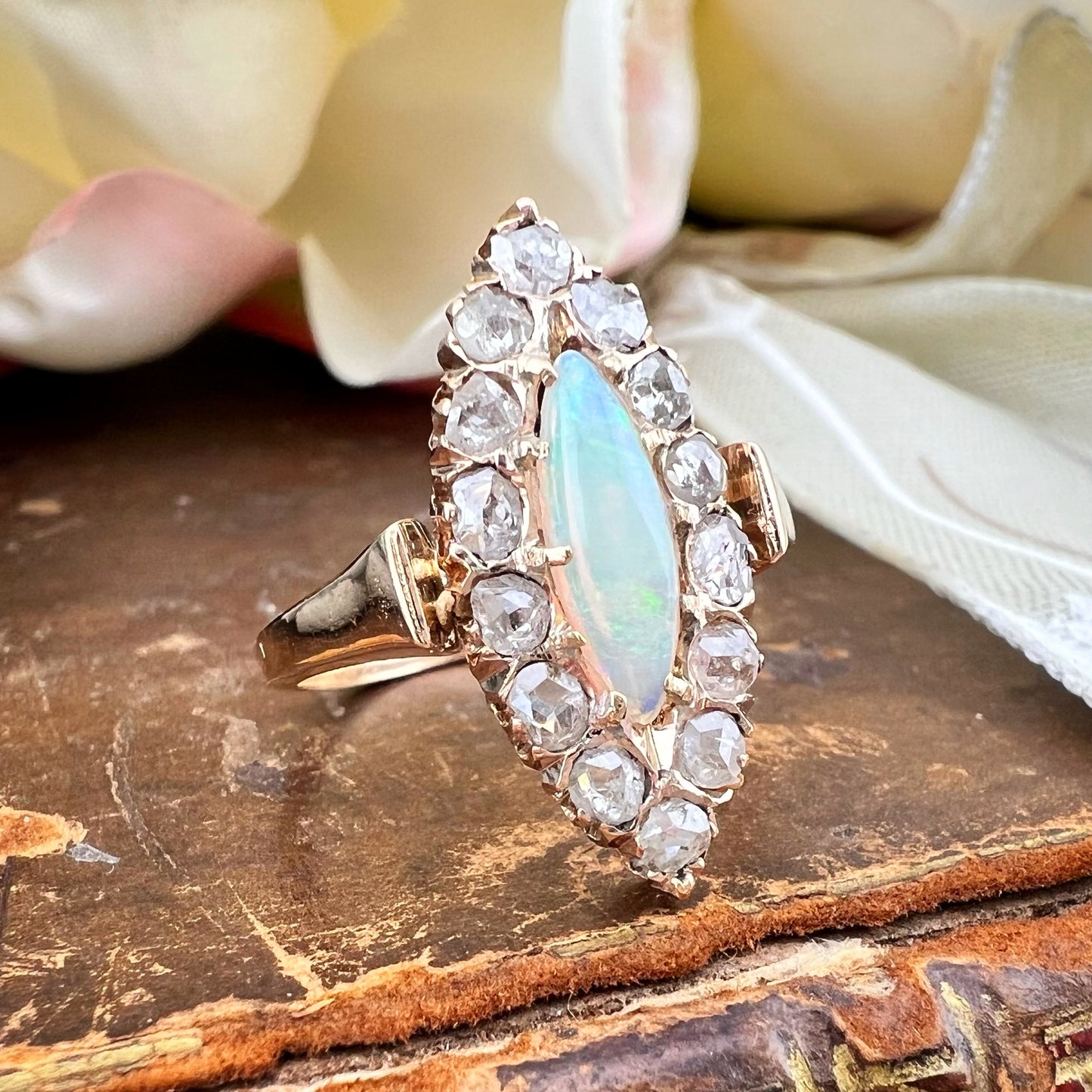 Anello Figaro oro 18k con Opale Australiano e Diamanti – Primi ‘900