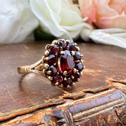 Anello vintage a margherita con granati – Londra, 1986