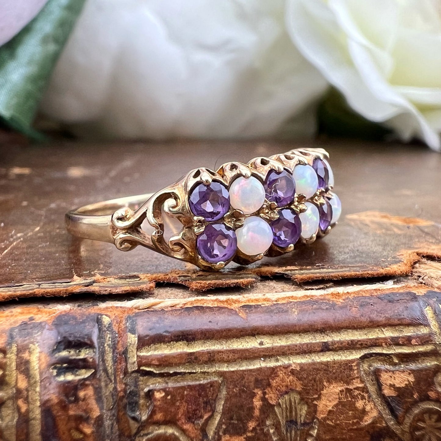 Anello a doppia riviera con ametiste e opali