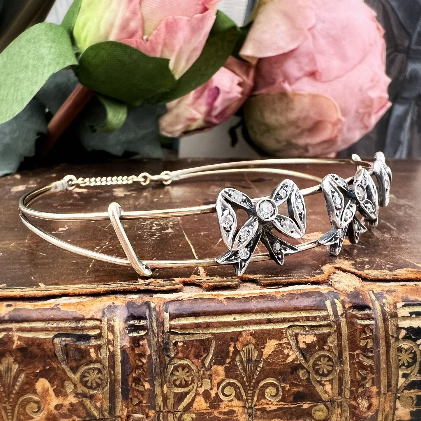 Bracciale vintage in oro 18k con fiocchi di diamanti