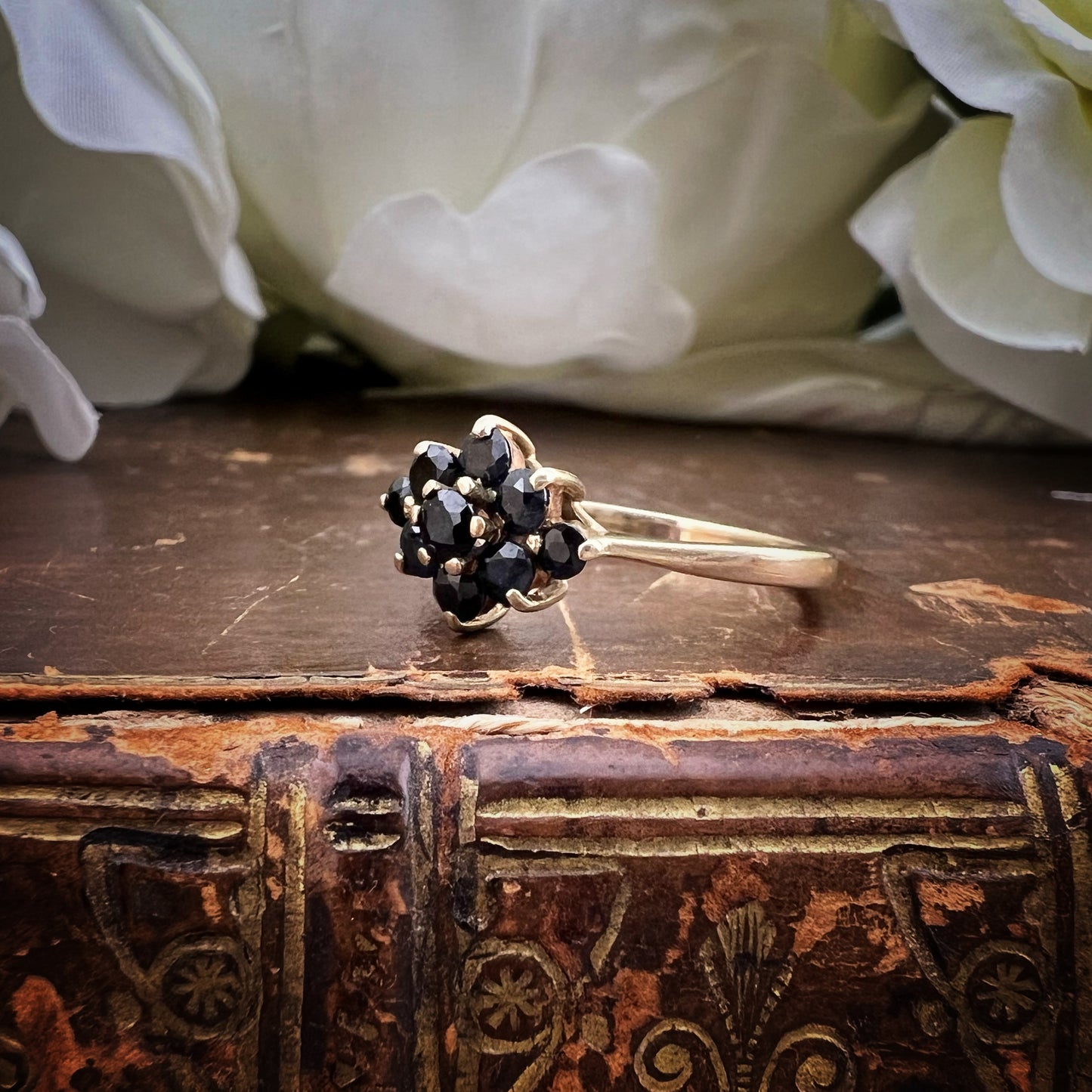 Anello margerita losangata in oro giallo 9 ct con zaffiri. Londra 1984