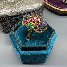 Carica l&#39;immagine nel visualizzatore di Gallery, Grande anello in oro, rubini, smeraldi, zaffiri e diamanti a tre fiori

