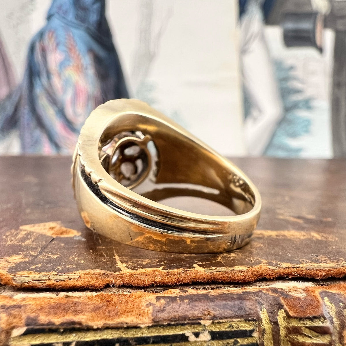 Anello a volute in oro 18k con margherita di diamanti – Italia, circa 1940